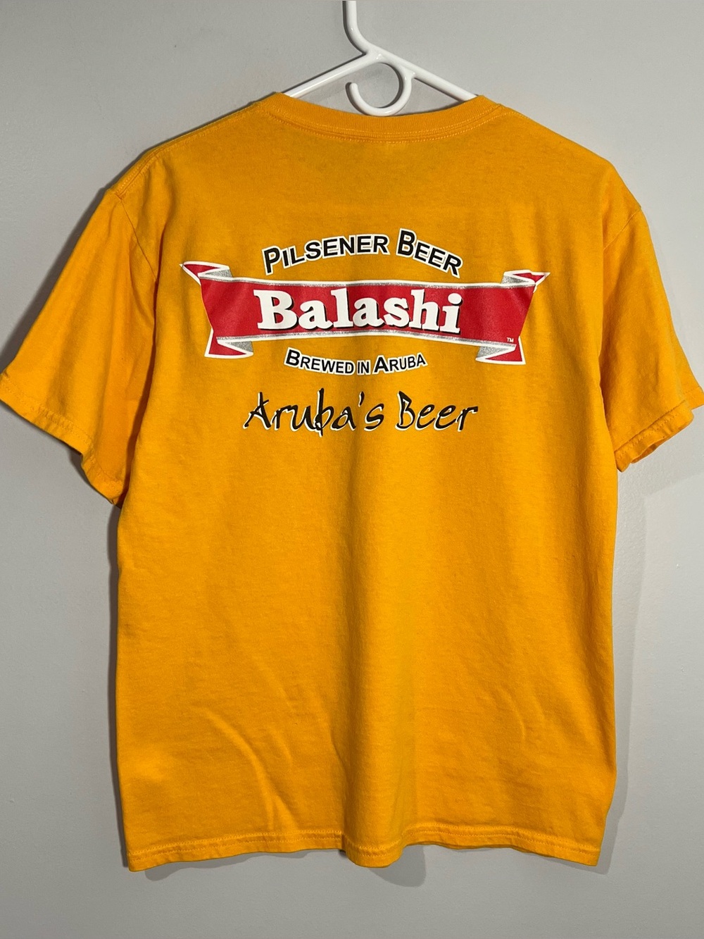 Gildan Balashi Aruba Pilsner Beer Yellow Red Short Sleeve T-Shirt Mens Medium